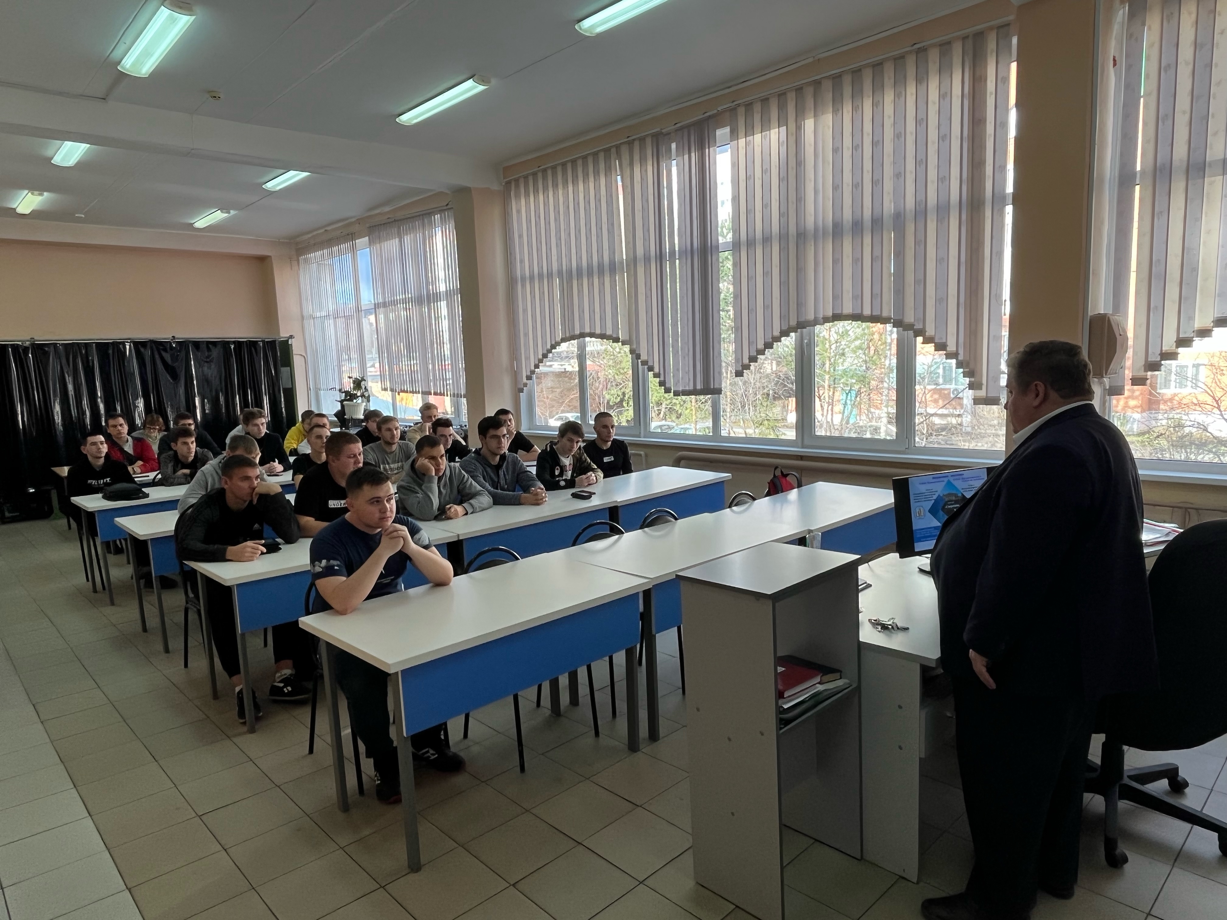 15 ноября 2022 года д.т.н., профессор кафедры СЛПиМ Розен А.Е. посетил Пензенский колледж информационных и промышленных технологий (ИТ-колледж).